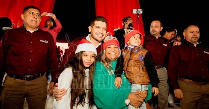 Familias disfrutan con el alcalde Beto Granados el encendido del pino navideño de Coca