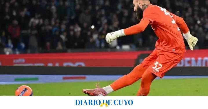 El penal a 130 kilómetros por hora que pateó el arquero del Napoli y recorre el mundo