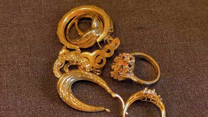 Gold prices hit historic highs, more people selling jewelry for extra cash