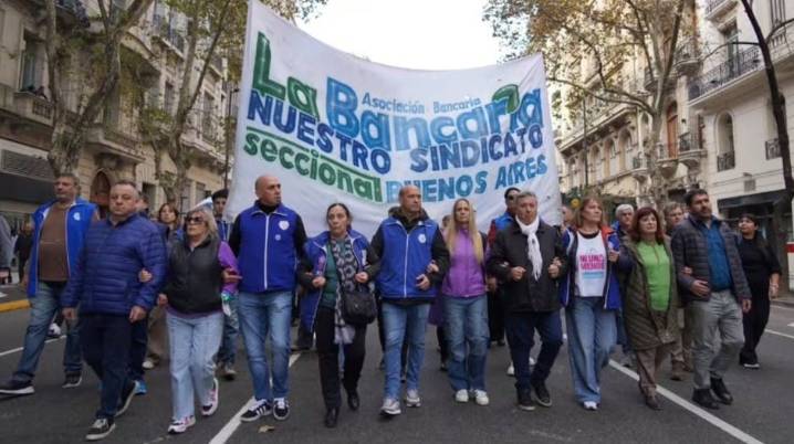 Bancarios acuerdan nueva suba atada a inflación: el sueldo mínimo supera los $ 2 millones