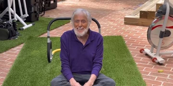 Dick Van Dyke cumple 100 años: ejercicios y hábitos que lo mantienen activo