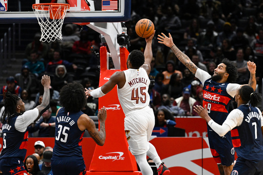 Mitchell anota 24 de sus 48 puntos en el último cuarto y Cavaliers superan 130