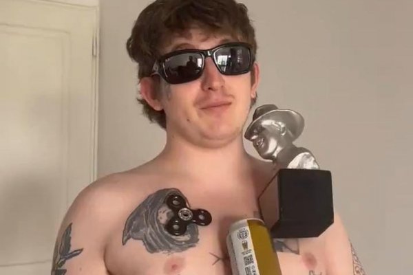 "Sabía que no debía ponerme esas vacunas”: la parodia de Dillom que estalló en redes