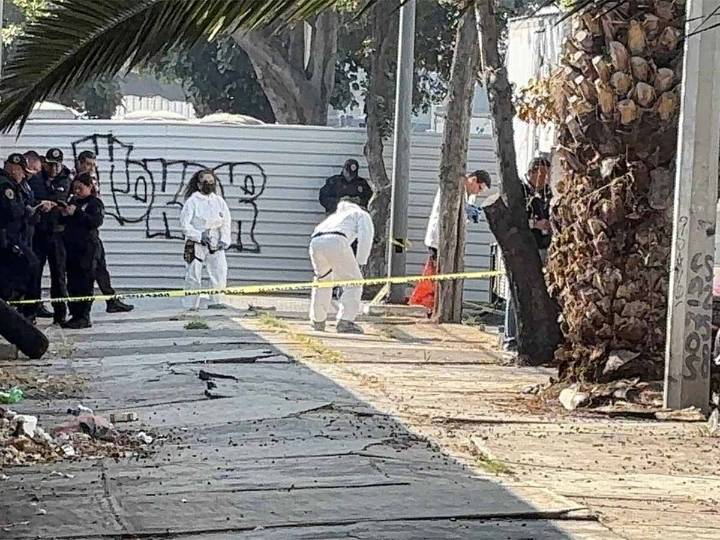 Hallan cuerpo embolsado cerca de un Colegio de Bachilleres en CDMX