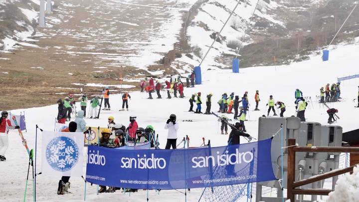 San Isidro en León espera ya a los primeros esquiadores