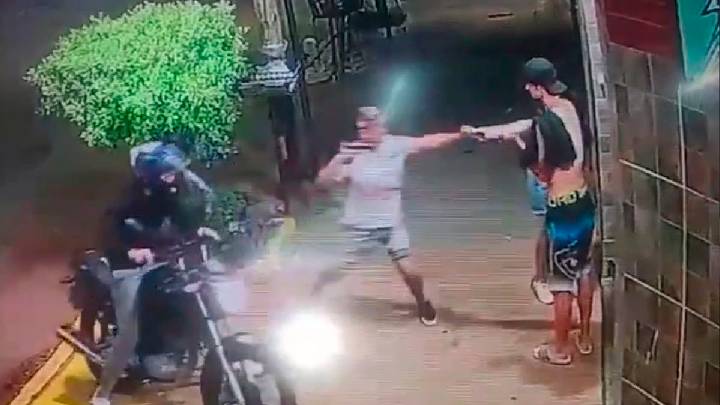 La Tablada: salieron a la calle y un motochorro les puso un arma en la cabeza para robarles