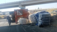 Tractocamión con Mercancía Cayó del Periférico hacia la Carretera Federal Puebla