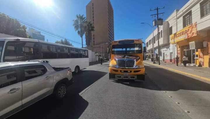 Adulto mayor resulta lesionado tras atropello de camión urbano en el centro