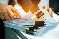 ¿Estamos gestionando papeles, o invirtiendo en enseñar?, por Rafael A. Sanabria M.