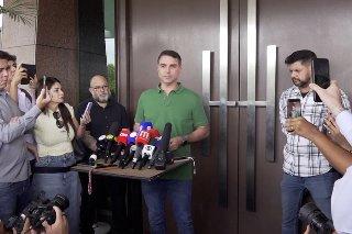 Hijo de Bolsonaro dice que podría retirar su precandidatura