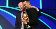 Gianni Infantino le pidió disculpas a Scaloni y dejó que tocara la copa del mundo