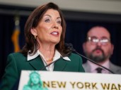 Buenas noticias para Nueva York: una ley que espera la firma de Kathy Hochul impactaría en el metro y los trenes de larga distancia