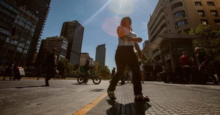 Meteorología emite aviso por altas temperaturas: afectará a cinco regiones desde el lunes