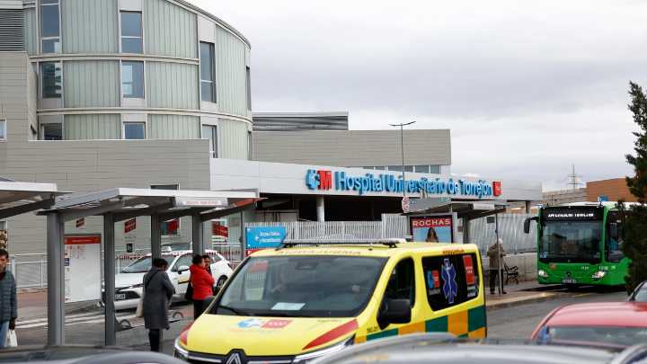 Médicos sin MIR en Urgencias o ecografías no hechas por radiólogos: la realidad del "abaratamiento de costes" del hospital de Torrejón