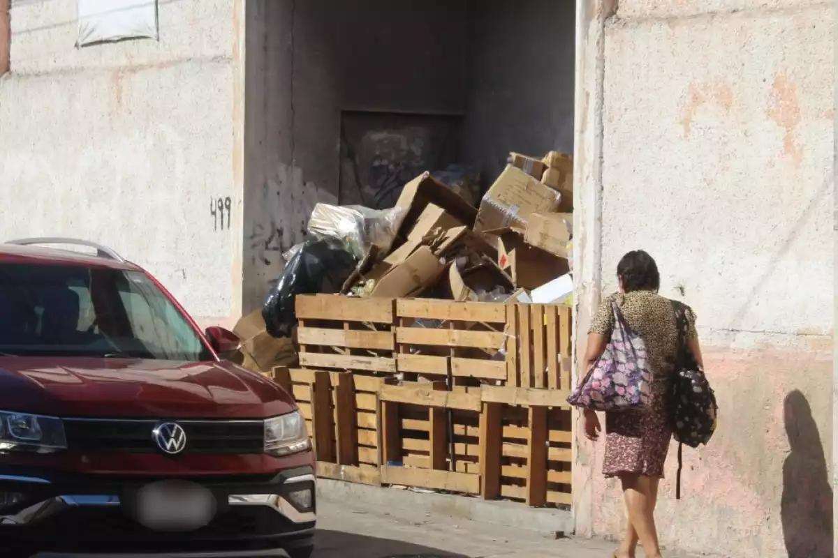 Desechos de tienda de mayoreo bloquean acera del Centro Histórico de Mérida