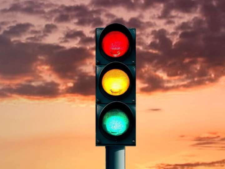 Luz azul en semáforos de EEUU: qué significa, para qué sirve y por qué los conductores la ven cada vez más en Florida