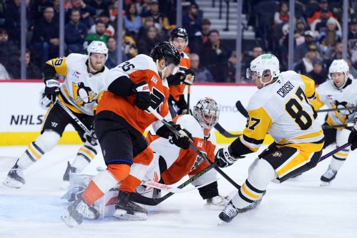 Sidney Crosby nears Mario Lemieux's Penguins points record with 2 goals against Flyers