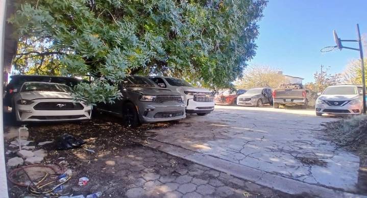 Dan golpe a criminales en Sonora: aseguran 24 vehículos, 18 con reporte de robo en EEUU