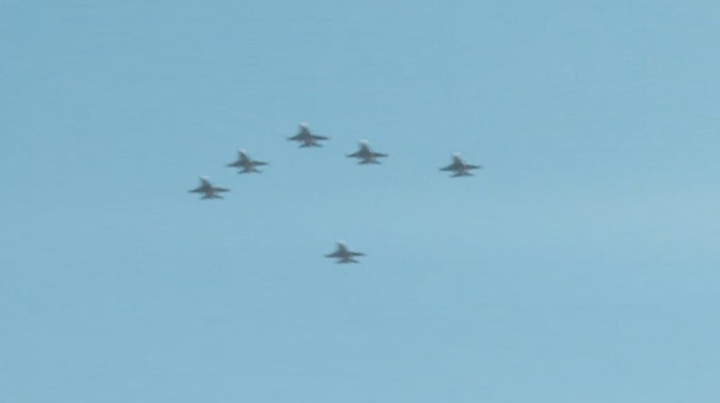 Video: el impactante vuelo rasante de los aviones de combate F-16 por la Ciudad de Buenos Aires