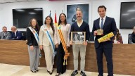 Ángel García y las ediles Ana Nosti y Patricia Antuña celebran la fiesta de la Constitución en Torrevieja, municipio hermanado con Siero desde 2009