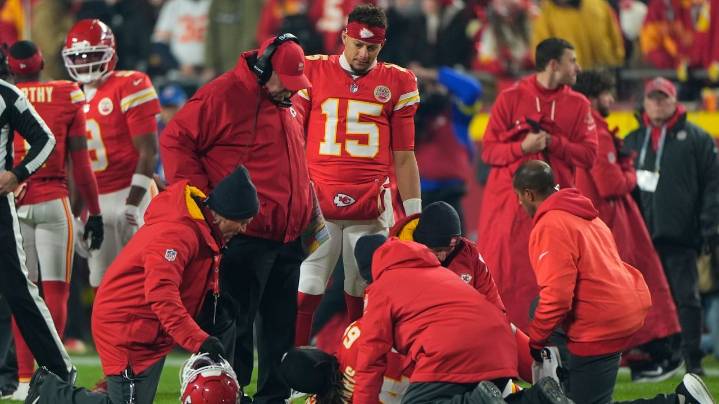 Chiefs' offensive line woes deepen as Wanya Morris exits with knee injury against Texans