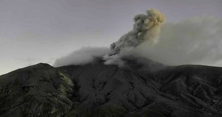 El Puracé sigue registrando movimientos de fluidos, con expulsión de gases a mas de 700 metros
