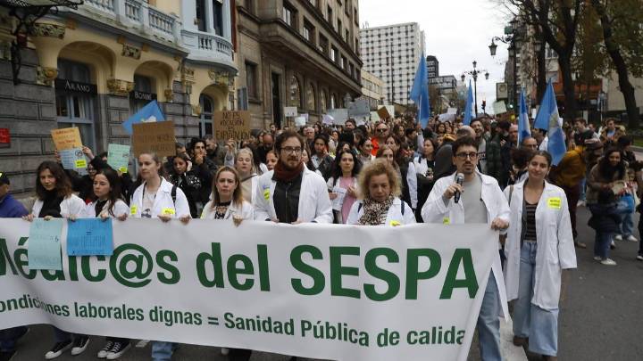 Guía para entender la huelga de médicos: qué piden y por qué protestan (explicado por una radióloga asturiana)