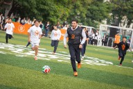 Previo a sorteo FIFA, Samuel entrega cancha y juega cascarita