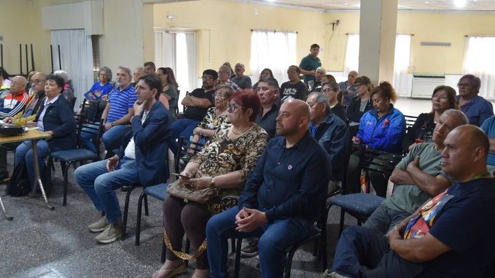 Charla para prevenir estafas digitales a adultos mayores