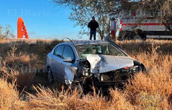 Vuelca tras chocar contra barrera de contención