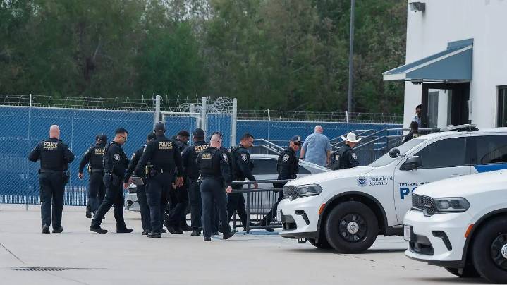 Congresistas de EU proponen ley para vetar arrestos de ICE en citas de inmigración