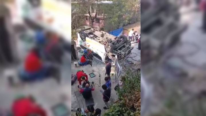 Combi cae a un barranco en Nicolás Romero y deja 12 lesionados