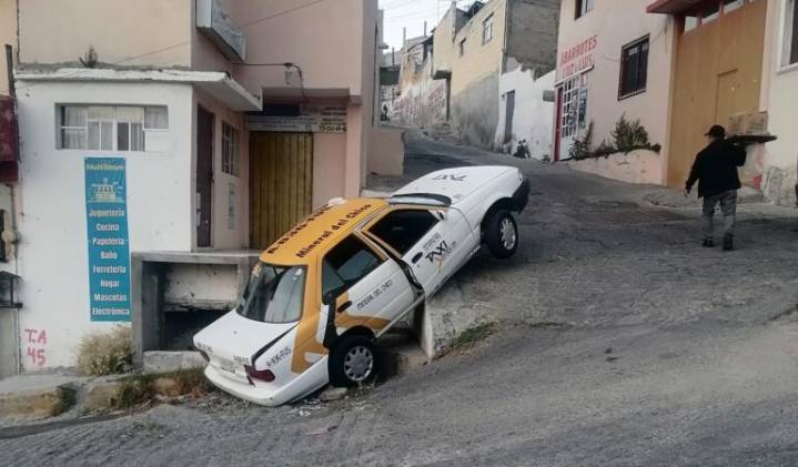Pachuca: Taxi se quedó atorada en pendiente