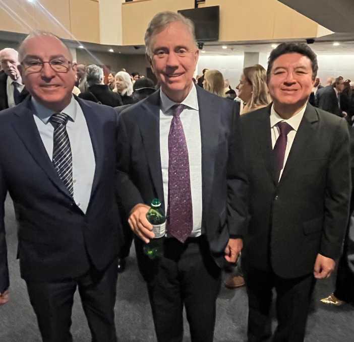 Concejal peruano Ricardo Salas asume su cargo en Stamford durante ceremonia oficial