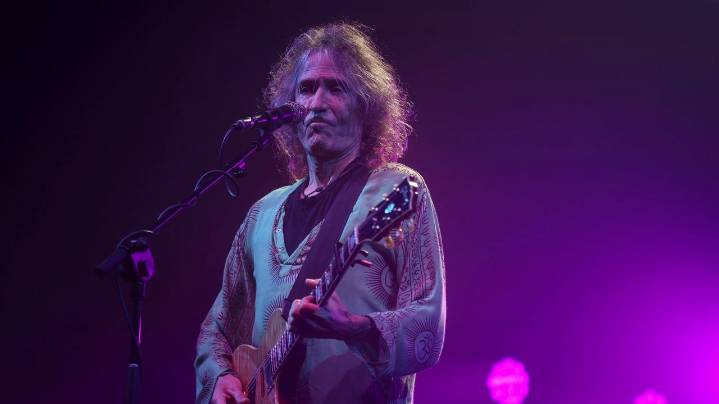 Campanadas de barro y piedra para despedir al fundador de Extremoduro