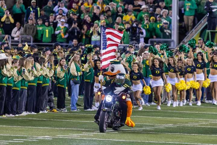 Oregon in position to host College Football Playoff 1st round game against a Group of Five champion