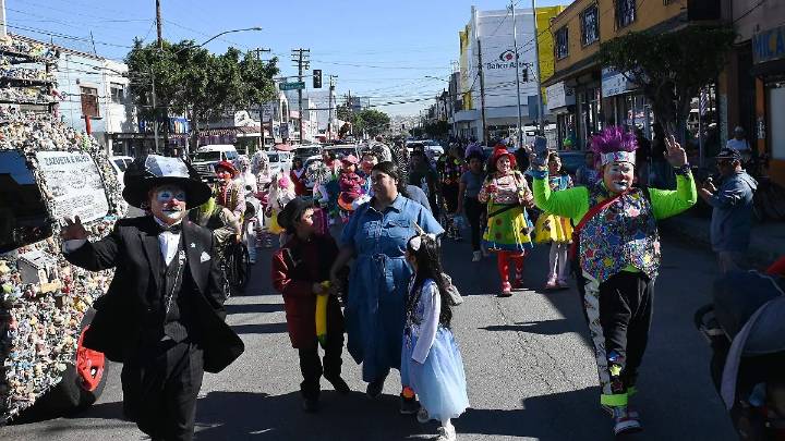 Peleamos por la atención de la niñez contra el celular y el internet, dice la payasa Moneta