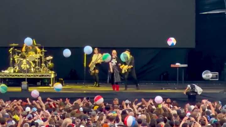 Garbage Fans Flood Crowd with Beach Balls Following Shirley Manson's Rant