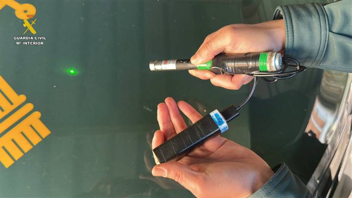 Denunciado por apuntar con un láser a aeronaves y personas