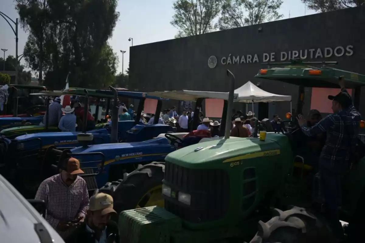 Caravana de tractores llega a San Lázaro para protestar por la Ley de Aguas: agricultores acusan falta de diálogo