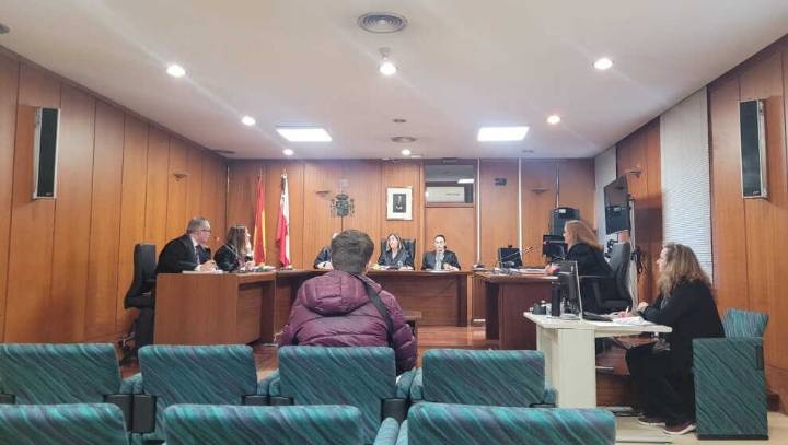 El juicio a una pareja de managers por estafar 75.000 euros a una cantante se aplaza a marzo