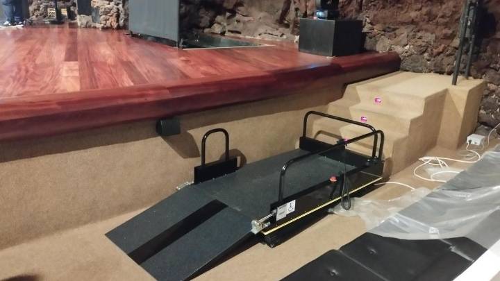 El Auditorio Jameos del Agua incorpora una plataforma elevadora portátil para mejorar la accesibilidad