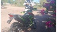 Detienen a dos hombre armados con motocicleta robada en San Pedro, Navolato