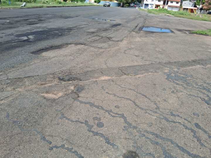 Conductores alertan de peligro por huecos en la carrera Roma