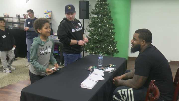 Packers' Rasheed Walker visits kids at Big Brothers Big Sisters of Metro Milwaukee
