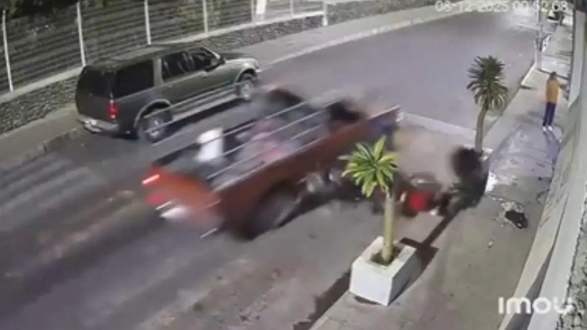 Izúcar: mujer pide ayuda para hallar a camioneta que impactó contras sus motos estacionadas