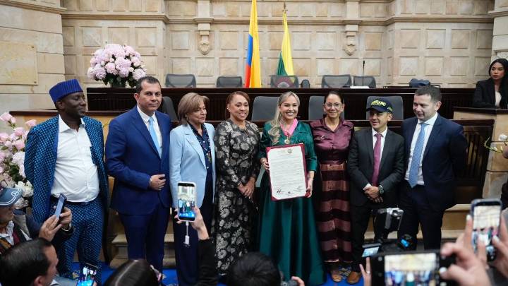 La alcaldesa Johana Aranda es condecorada por el Congreso con la orden ‘Policarpa Salavarrieta’