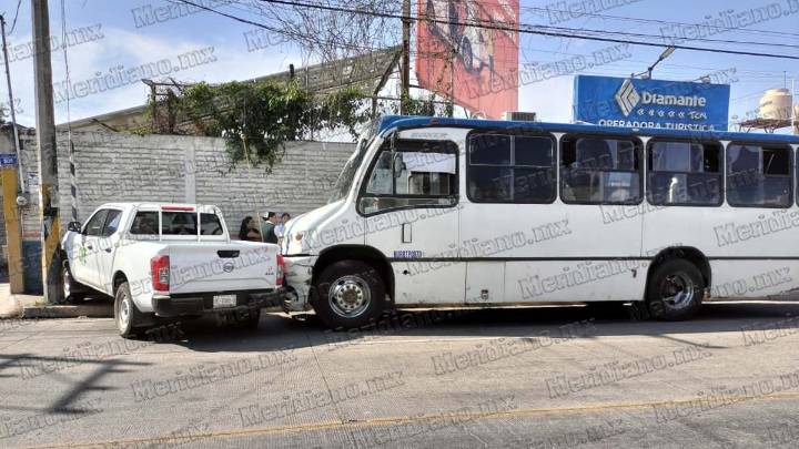 Enfermeras se salvaron de milagro al ser impactados y arrastrados por camión urbano en Tepic