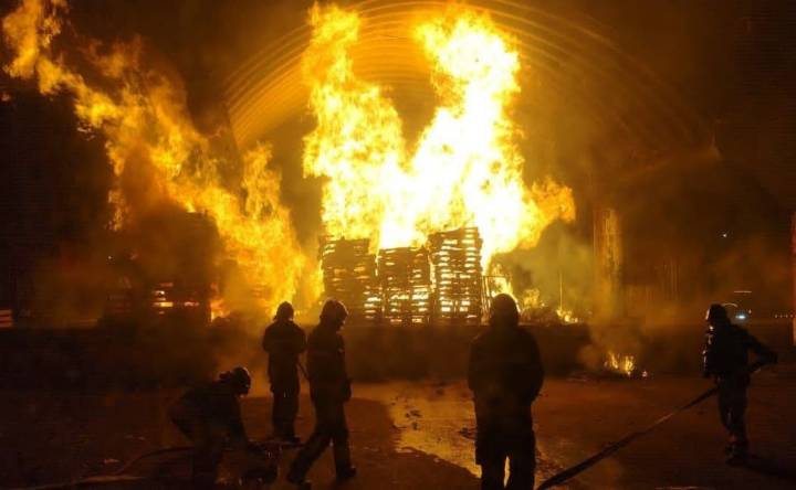 Incendio consume tarimas y cajas en la Central de Abasto: bomberos controlan el fuego sin lesionados
