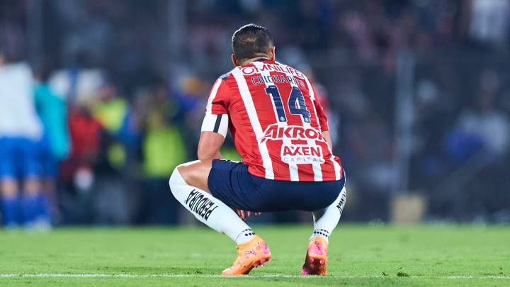 Chivas oficializa la baja de Javier Hernández
